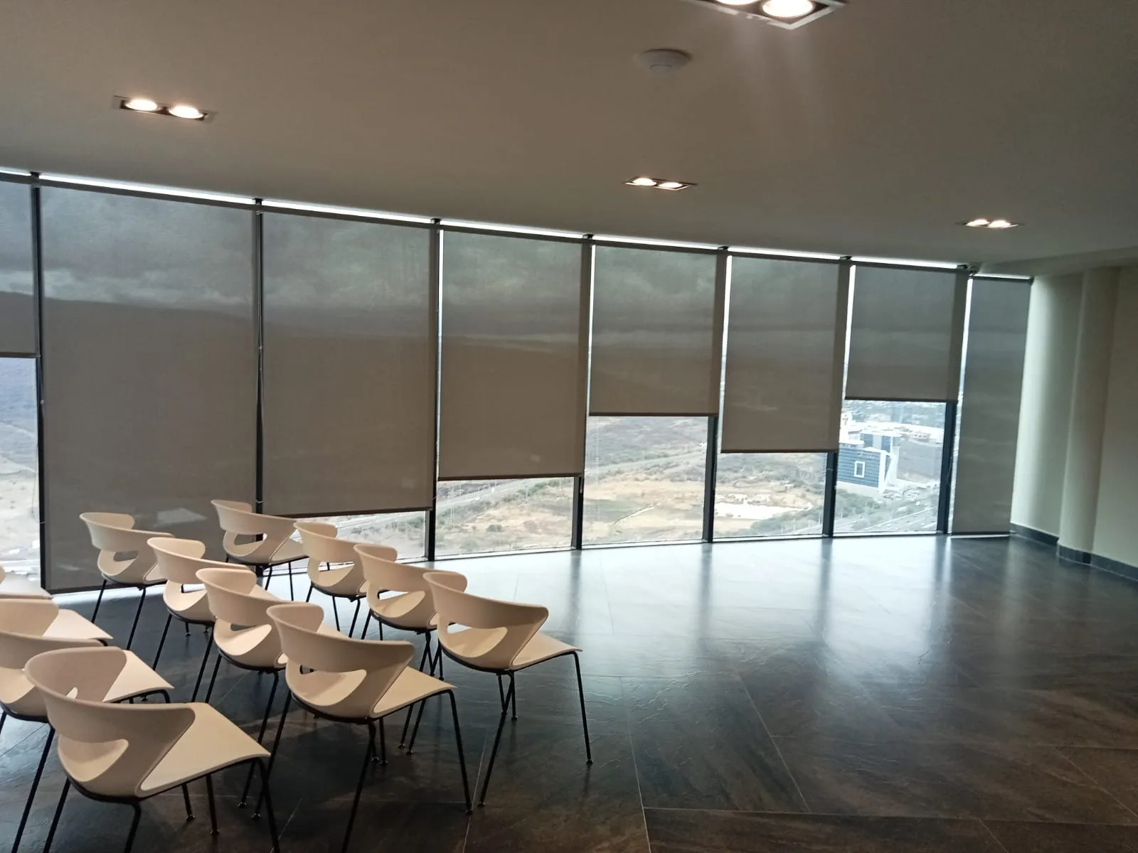 cortinas y persianas para sala de conferencias